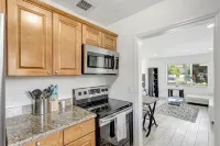 SPACIOUS 2bd, washer/dryer, private patio, grill