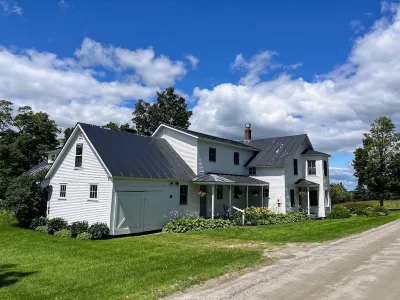 Cabot Plains Farm - stunning vistas, farmhouse, 90 acres w/ covered bridge