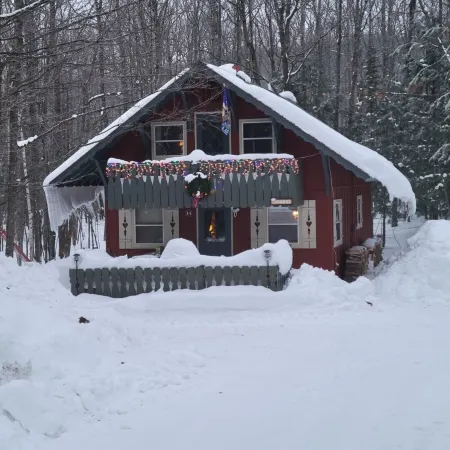 Cozy creekside cabin near Big Powderhorn's Lift #1 & Recreational Trail #2!!