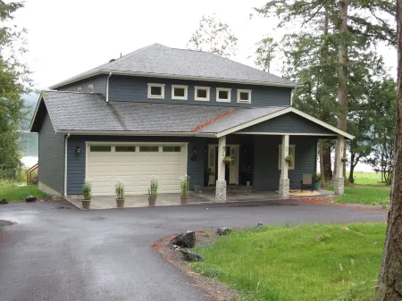 Custom Waterfront Home - Easy Walk to Roche Harbor & Picnic Island