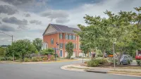 Great Location End unite luxury  3 level townhouse. 2 car Garage,