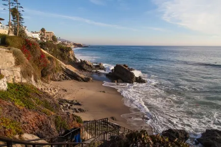 A Few Steps to the Beach! Ocean Views, Patio and 1 Car Garage Parking! Отели в г. Лагуна-Бич