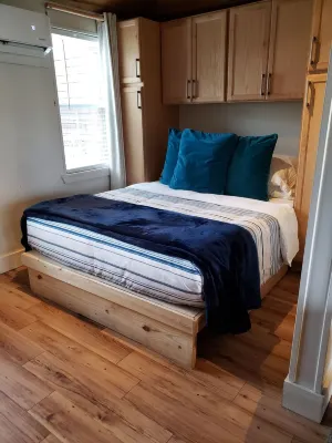 Lake front hidden gem . No cleaning fee. Pet friendly