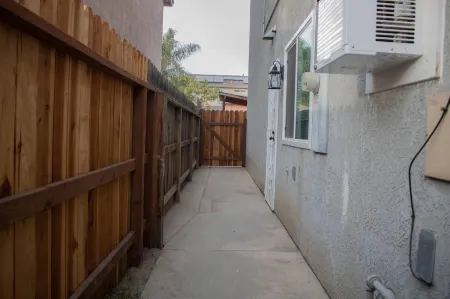 Spacious Modern Studio with a private entrance nearby Sequoia N Park