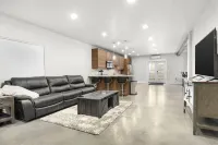 Work remotely. Blazing fast WiFi, stocked kitchen, laundry. Great location.