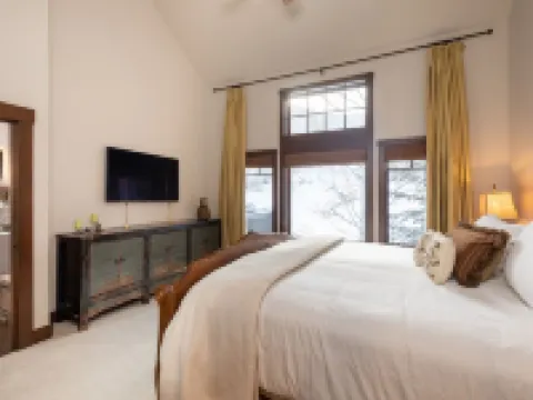 Luxurious Ski-in Ski-out Home in Arrowhead community Hotels in Edwards