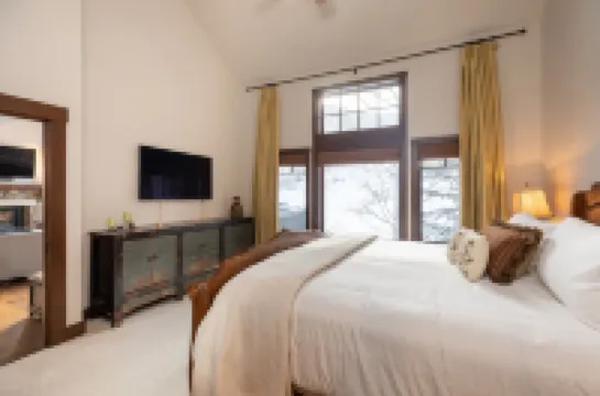 Luxurious Ski-in Ski-out Home in Arrowhead community