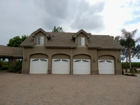 SLEEP IN THE VINES! Perfect for 2 − 4 people!