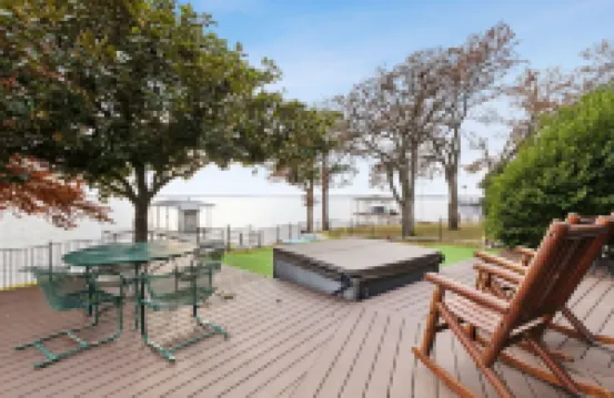 Lone Star Lake Cottage, SUNSET VIEWS, NEW deck/boat dock/putting green