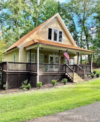 All Decked Out- Elegant Pickwick Lake Living,  Sleeps 10