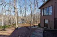 Cozy and serene fishing cabin, Family Traditions,  private dock and lake views.