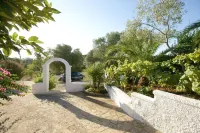 Big terrace, wood oven & barbecue -7 km from the sea - pure nature - free WiFi