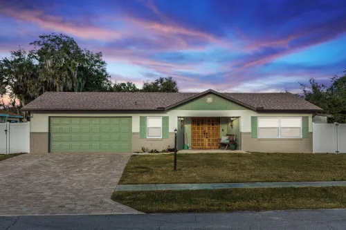 Stylish Stunning & Cozy Heated Pool Home Hotels in Deltona