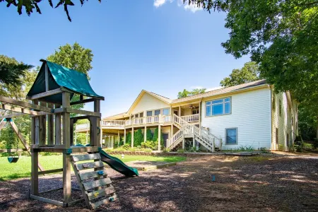 Gnome Sweet Gnome-Fireplace-Playground Отели рядом с достопримечательностью «Campsite No 70»