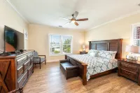 Discount Available! 4 Br/3 BA Private Pool/Dock/Canal Front/Neighborhood Beach!