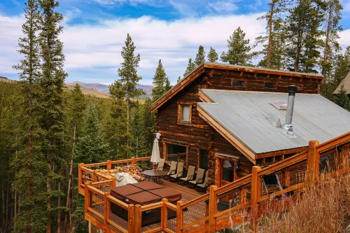 Cabin in the Woods! Pet Friendly, Private Hot Tub, Close to Breckenridge