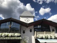 Home for 22, Ski Shuttle, Hot Tub, Pool, Dog OK Tennis/Pickleball/Pool Table Hotels in Edwards