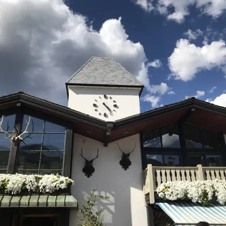 Home for 22, Ski Shuttle, Hot Tub, Pool, Dog OK Tennis/Pickleball/Pool Table
