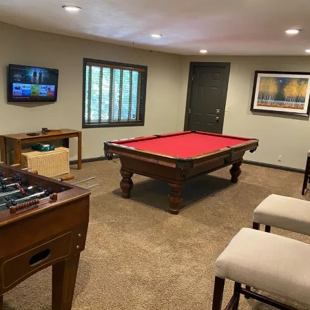 Cozy Escape- Walking Distance to Village!
