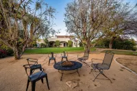 Lux Spanish Villa, Secret Desert Oasis Sleeps 12 화이트워터 패스 트레일헤드 주변 호텔