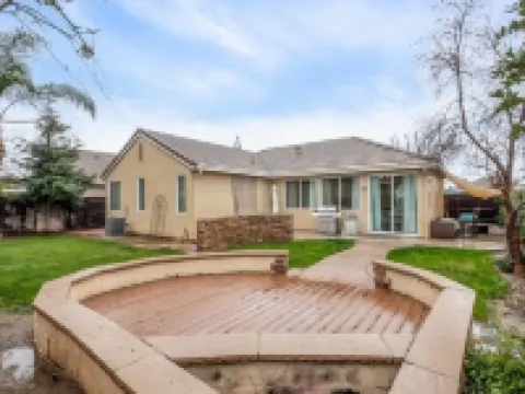 Fresno House - BBQ, Fire Pit, 3 Bed, 2 Bath & 2 Car Garage!