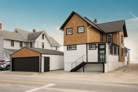 PRIVATE BEACH: A PALACE IN PARADISE @ NIANTIC W/ 6 QUEENS 1 TWIN BED