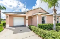 512-Beautiful 4 Bedroom Home with South Facing Pool Overlooking Lake, Big Garden