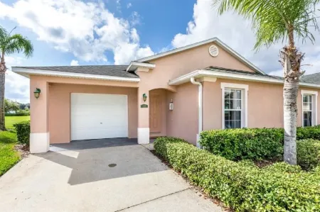 512-Beautiful 4 Bedroom Home with South Facing Pool Overlooking Lake, Big Garden