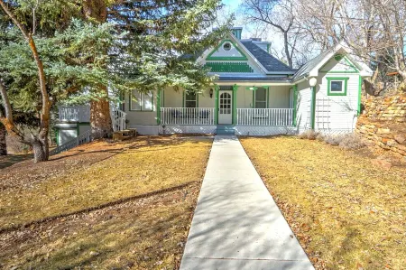 Victorian Home with Contemporary Interior, Near Downtown! Отели в г. Басолт