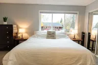 Southside Serenity: Your Alaskan Hideaway with a Hot Tub! Hotels near Flattop Mountain