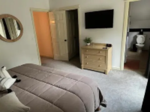 Walk to HoliMont! Cozy Creekside Haven in Downtown Ellicottville