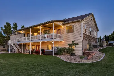 5-star 3-bedroom home with theater and hot tub! Hotels near Stout Park