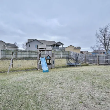 Entire Home-Beautiful 4BR, 3.5BA Retreat in Ankeny, Iowa 2 King Beds, Fenced, AC