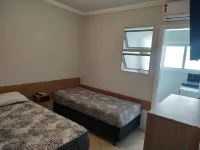 Kitnet Asturias 51B No Ed. Guariatã, próximo a Praia Das Astúrias em Guarujá Hotels in der Nähe von Terminal Rodoviario Do Guaruja