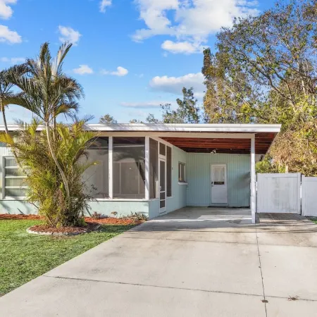 Lobster Louie's Inn - Cozy 2/1 Mins from Beaches. Fenced yard. Pet Friendly.