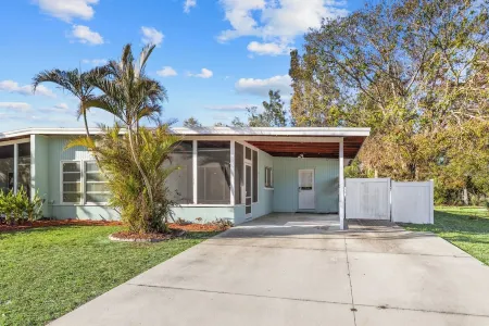 Lobster Louie's Inn - Cozy 2/1 Mins from Beaches. Fenced yard. Pet Friendly.