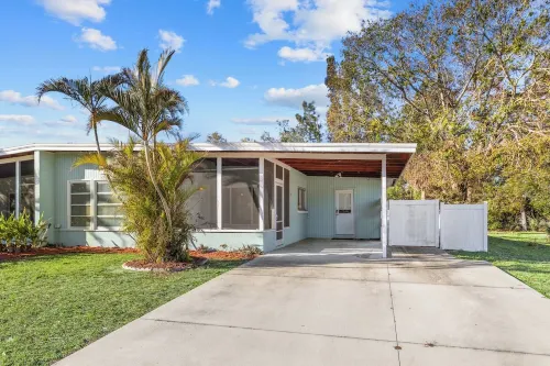 Lobster Louie's Inn - Cozy 2/1 Mins from Beaches. Fenced yard. Pet Friendly.