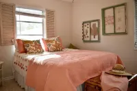 Charming Coastal Oasis 2Bed/2 Bath Cottage Close to Beach and Downtown-Southgate