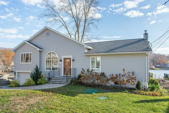 Lake Front Home w/Dock, Kayak, Canoe Right On Lake Hopatcong w/AC Wifi Huge Deck