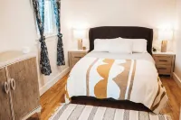 Little Yellow House - Downtown Charming 2 BDRM - บังกะโล
