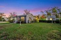 Outdoor Poolside Family Oasis - Historic Bradenton Publix Super Market at Bradenton Commons附近的飯店