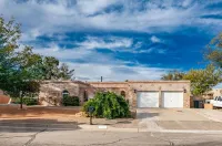 Cozy private suite in pleasant Rio Rancho with AC, WiFi, TV