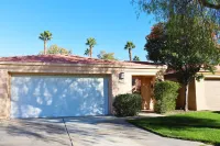 Fairway Getaway: Community Pools, Gym, Golf View!