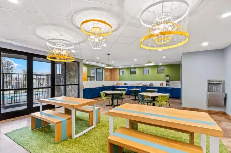 Spark by Hilton Phoenix East Mesa Отели рядом с достопримечательностью «Arizona State University Polytechnic Campus»