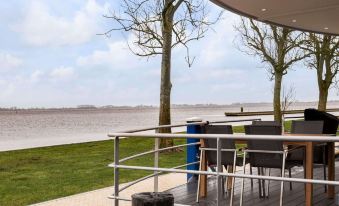 Houseboat with Stunning Views