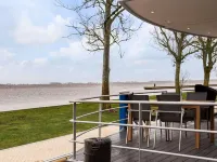 Houseboat with Stunning Views