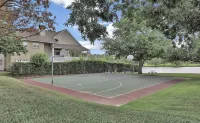 Spacious 2-bedroom Condo with Lake Views and WiFi - Sleeps 6