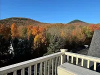 Heart of Lincoln LARGE 2 story condo: Pool, Hot Tub, Game Room, Sleeps 10