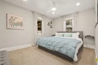 CSU 하이드어웨이 킹 베드룸, 백야드 오아시스, 전기차 충전기