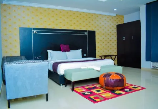 โมแนร์คส์ ลักชัวรี พาเลซ โรงแรม